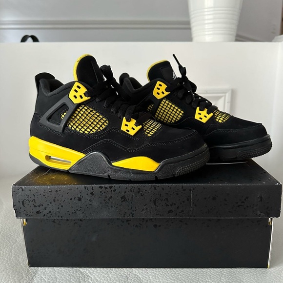 Jordan 4 yellow thunder size 5.5Y or 6.5W - Picture 1 of 4